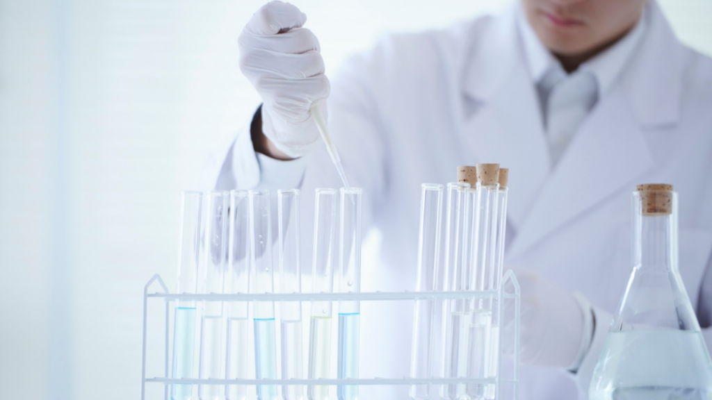 Gerenciamento de inventário de reagentes e armazenamento de padrões de referência em laboratório.